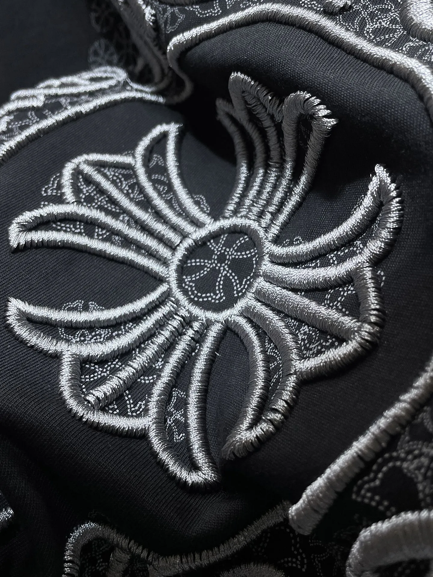 P180 New for summer Chrome Hearts 25ss frayed version, high weight, environmentally friendly, high-quality top-grade fabric, 280g Cromat hoof Sanskrit cross embroidery, hand-painted short sleeves, vacuum embroidery method! Heavy embroidery! ! ! Tens of thousands of needles! ! Counter synchronization 1:1 replica version Recommended colors: black white gray code size: S, M, L, XL